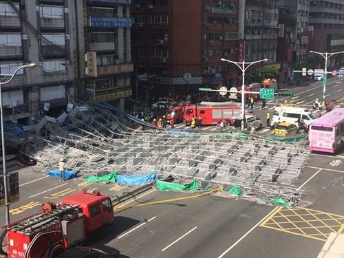 臺(tái)北市寧波東街和羅斯福路交叉口23日有腳手架倒塌，占據(jù)車道。臺(tái)灣“中央社”