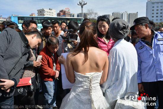 征婚引發(fā)民眾圍觀。