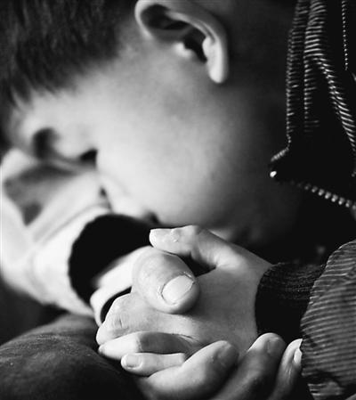 10歲小兒子緊緊握著哥哥的手。資料圖片