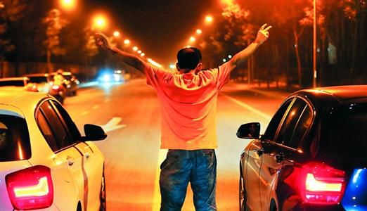 2013年8月25日凌晨，北京，在東壩大街路口進行的一場飆車。