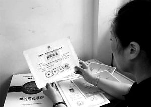 思念小寶的時(shí)候，李女士就一遍遍整理孩子留在家里的物品。