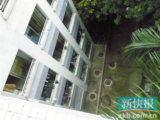 據(jù)目擊者稱,當(dāng)時(shí)墜樓者躺在右排中、下兩個(gè)井蓋中間附近。
