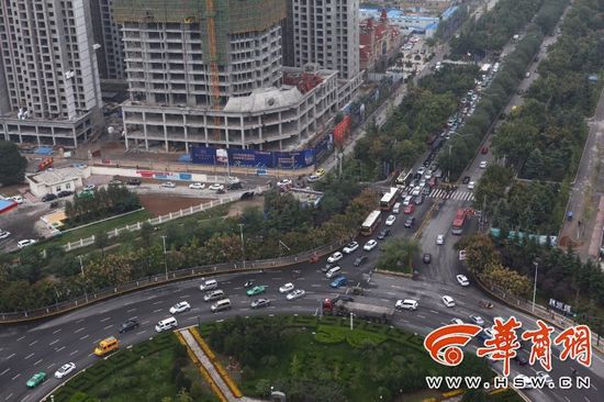 近日，不少通過陳楊寨轉(zhuǎn)盤的司機發(fā)現(xiàn)，4個方向的路口共新設了8個紅綠燈。