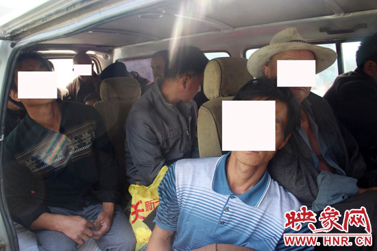 一輛8座的面包車竟然擠進(jìn)17個(gè)人。