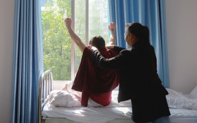 出院前，窗外透進一道陽光，打在他的身上。