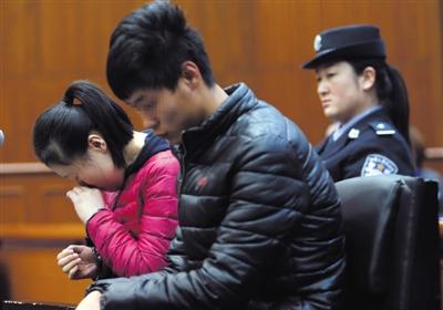 昨日，因殺死自己的親生兒子，被告人王某受審，其男友喬某則因涉嫌幫助毀滅證據(jù)罪受審。