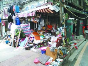 工作人員清理前，阿姨家周圍垃圾如山。