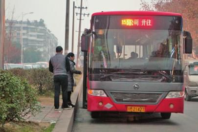 1月6日下午，資陽一輛15路公交車?？吭诋?dāng)時事發(fā)車站。