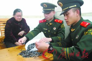 手機(jī)內(nèi)存卡因體積小、價(jià)值高，成為水客走私的“新寵”。圖為邊防官兵正在清點(diǎn)走私物品。