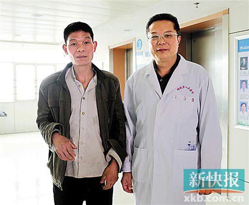 黃式水與增城區(qū)人民醫(yī)院醫(yī)生合影。 通訊員供圖