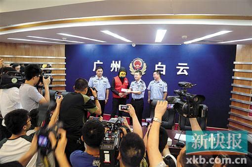 因舉報涉毒案件線索而獲獎的“快遞小哥”戴著面具領(lǐng)取獎金。
