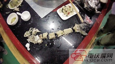 拼出魚骨，推斷魚沒有3斤8兩。 本報記者 平索茜 攝