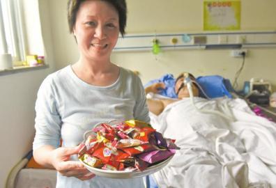 下周三兩人有望拿到結婚證，21日，喜氣洋洋的楊曉華已經(jīng)準備好了喜糖。
