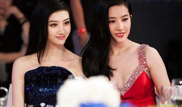 除了白，在合影中還有另外一個(gè)制勝法寶，就是——高。