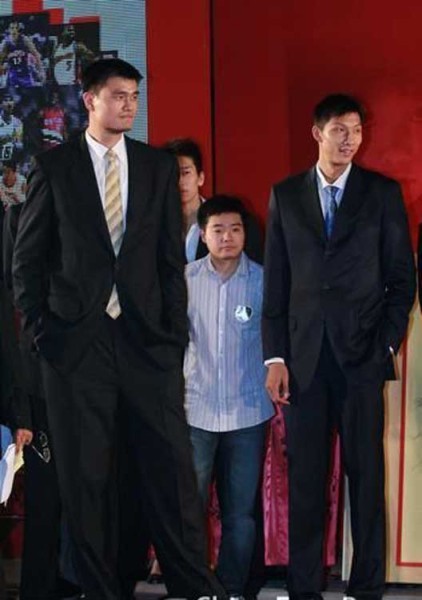 鄧超夫婦以及于嘉、林書豪，放在人群里都是不錯(cuò)的身高，顯然，他們選錯(cuò)了參照物。