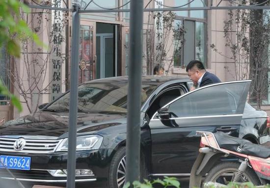 程海濤局長駕駛的假牌車，停在縣低保局門前
