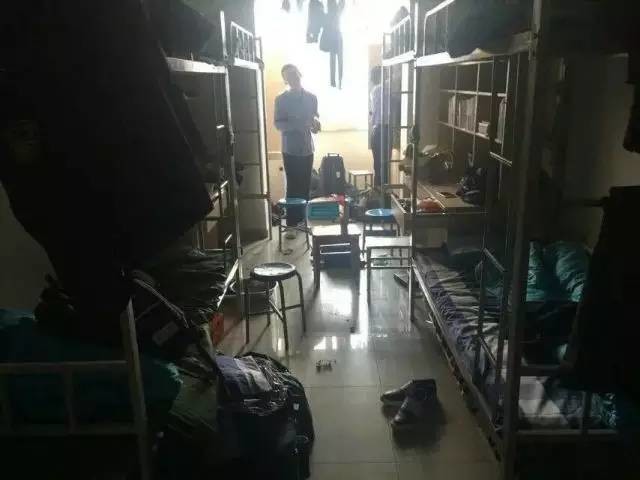 這個(gè)學(xué)校的男生宿舍火了！女同學(xué)都喊著要嫁