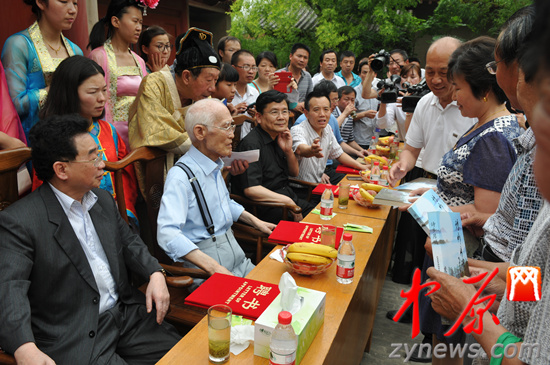 余光中、汪國真做客杜甫故里 共話詩圣家國情懷