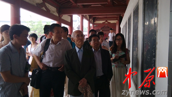 余光中、汪國真做客杜甫故里 共話詩圣家國情懷