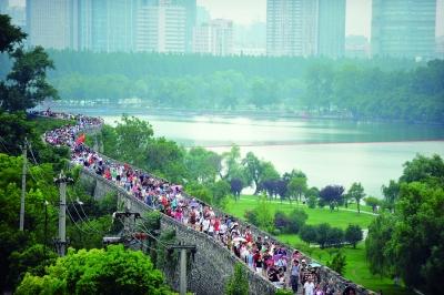 　　昨天,數(shù)萬(wàn)南京市民參加“環(huán)城七十里”徒步走,圖為解放門城墻上密集的人群。 本版攝影 實(shí)習(xí)生 王甜