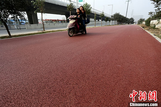 鄭州鋪設“紅地毯車道”色彩鮮明利于區(qū)分