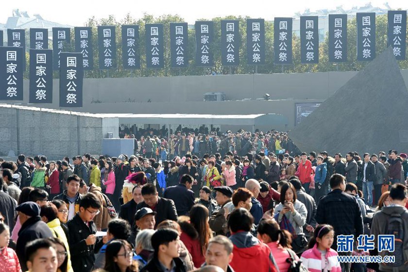 12月14日,參觀者在南京大屠殺遇難同胞紀(jì)念館參觀?！　⌒氯A社記者孫參攝