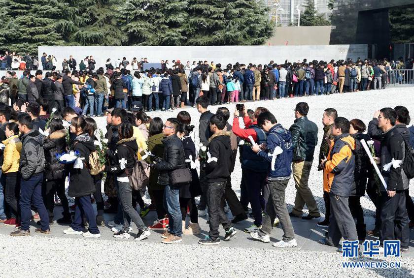  12月14日,參觀者在排隊進(jìn)入紀(jì)念館展館參觀。新華社記者孫參攝