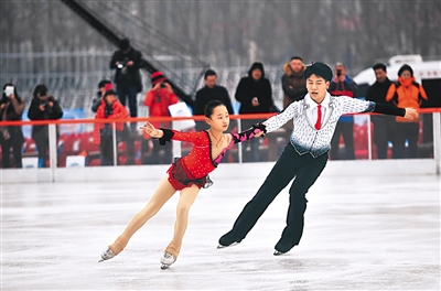 12月18日,五棵松冰世界體育樂園正式開門迎客,圖為花樣滑冰運(yùn)動(dòng)員進(jìn)行表演。