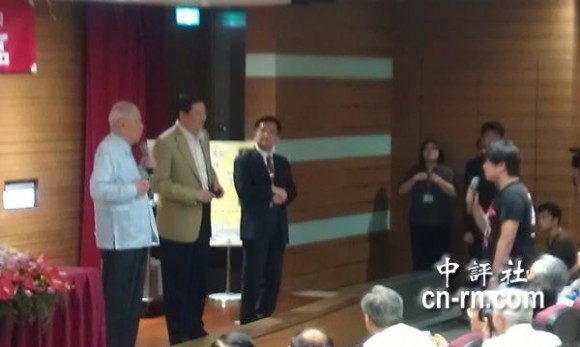 　大陸交換學(xué)生針對演講內(nèi)容，頻頻問李登輝，雙方一來一往。(中評社黃文杰攝)