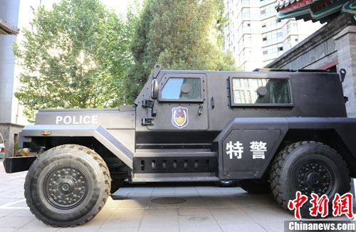 　　國產(chǎn)輕型聯(lián)合越野戰(zhàn)車側(cè)面照。張龍?jiān)茢z