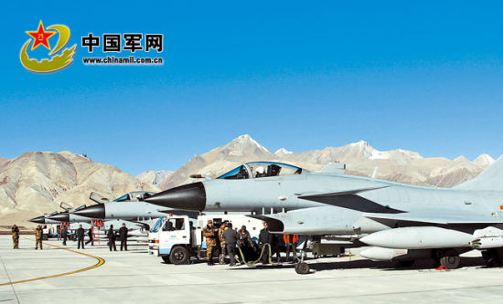 后勤官兵進(jìn)駐雪域高原機(jī)場(chǎng)提供后勤支撐。解放軍報(bào)特約記者 劉應(yīng)華攝