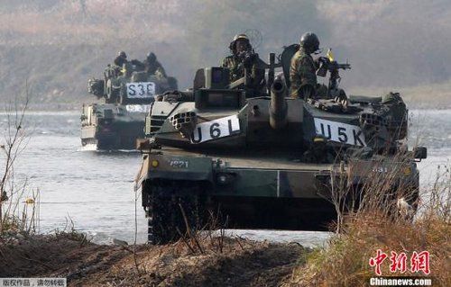 　資料圖：2011年11月2日，韓國軍隊在首爾東南100公里的驪州進行軍事演習(xí)。