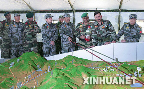 資料圖：2007年12月23日，中印陸軍聯(lián)合軍演中印參訓(xùn)指導(dǎo)組成員在進(jìn)行訓(xùn)練磋商