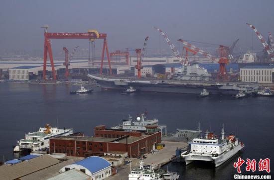 8月30日9時30分許，中國航母平臺在經(jīng)過第十次海試后，平穩(wěn)地?？吭谶|寧大連港碼頭。
