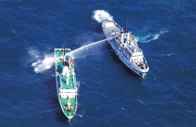 昨日，東海某海域，東海艦隊(duì)拖船使用高壓水炮為地方執(zhí)法船滅火