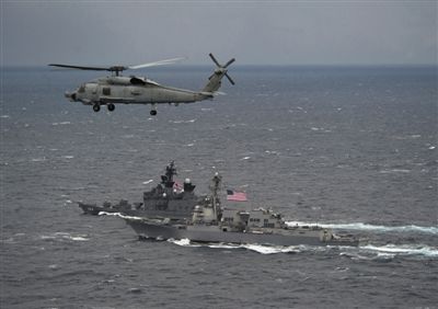 2011年1月10日，美國(guó)海軍驅(qū)逐艦與日本海上自衛(wèi)隊(duì)“鞍馬”號(hào)驅(qū)逐艦在日本長(zhǎng)崎縣附近海域舉行聯(lián)合海上演習(xí)。資料圖片