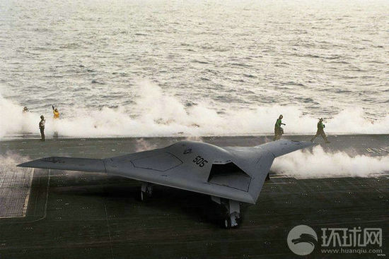 資料圖：X-47B無人機(jī)在林肯號(hào)航母上進(jìn)行系統(tǒng)連接測(cè)試。
