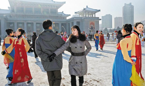 12月12日，朝鮮成功發(fā)射火箭后，平壤市民跳舞慶祝（資料圖）