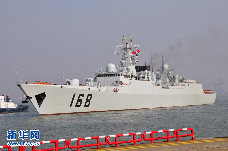 　25日15時，海軍南海艦隊“廣州”號驅(qū)逐艦駛?cè)霃V州南沙汽車碼頭