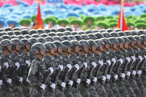 總體看，中國(guó)軍隊(duì)是稱職的，承擔(dān)了它對(duì)這個(gè)國(guó)家和人民的應(yīng)有責(zé)任。