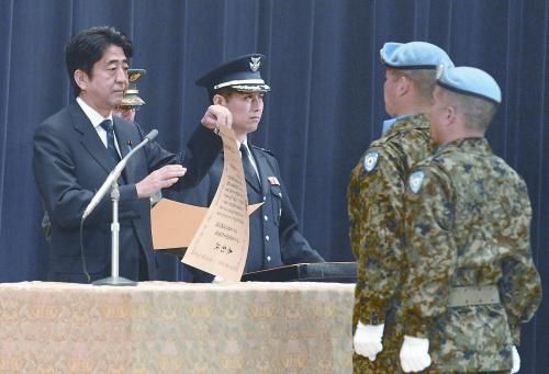 20日，日本首相安倍晉三向回國(guó)的戈蘭高地維和自衛(wèi)隊(duì)遞交政府獎(jiǎng)狀。安倍在儀式上稱，近年“日本周邊的安全保障環(huán)境更加嚴(yán)峻”，為此將修改《防衛(wèi)計(jì)劃大綱》，進(jìn)一步加強(qiáng)日美同盟。
