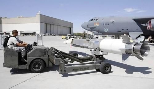 資料圖：美軍嘗試將“X-51 Wave Rider”飛行器掛在一架“B-52”轟炸機下，發(fā)射升空。