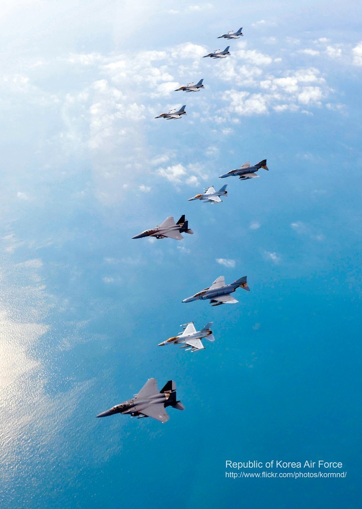 圖為韓空軍KF-16戰(zhàn)機(jī)、F-4戰(zhàn)機(jī)、F-15K兩代三型戰(zhàn)機(jī)編隊(duì)升空練作戰(zhàn)。