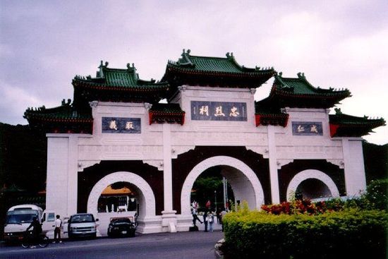 位于臺北的忠烈祠供奉著從孫中山革命，到抗日戰(zhàn)爭，解放戰(zhàn)爭所有陣亡國民黨士兵的靈位。