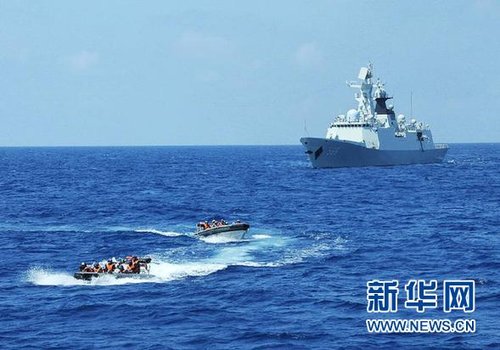 3月28日，十余名臨檢拿捕隊(duì)員從玉林艦出發(fā)，乘小艇駛向模擬可疑商船的艦只。