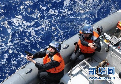 　3月28日，十余名臨檢拿捕隊(duì)員乘小艇駛至模擬可疑商船下方水面。
