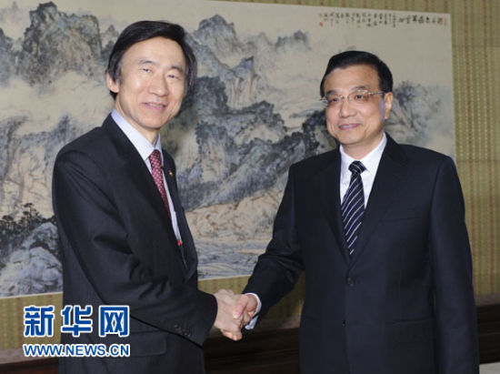 　 4月24日，中國國務(wù)院總理李克強在北京中南海紫光閣會見來訪的韓國外交部長官尹炳世。新華社記者謝環(huán)馳攝
