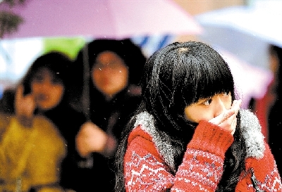 大學(xué)路附近，一位美女冷得縮起脖子。 晚報(bào)記者 馬健 圖