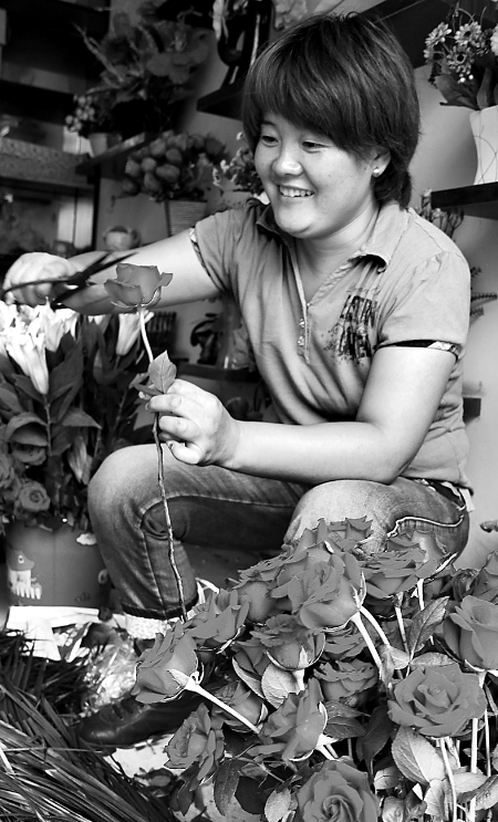8月21日，內(nèi)黃縣一家鮮花店的工作人員正在包裝鮮花。