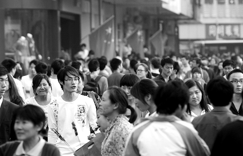 8天長假中，逛街購物的人數(shù)激增，鄭州市德化步行街上“人潮洶涌” 河南商報記者 王春勝/攝